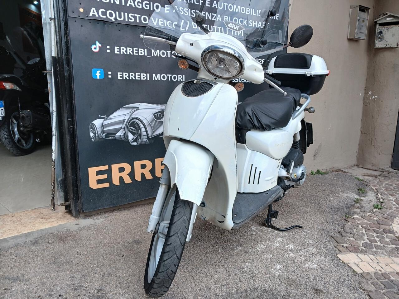 Aprilia Scarabeo 100.
