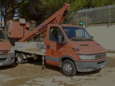 IVECO DAILY CON PIATTAFORMA MOBILE