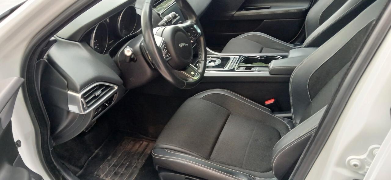 Jaguar XE 2.0 D 180 cv automatica look sportivo
