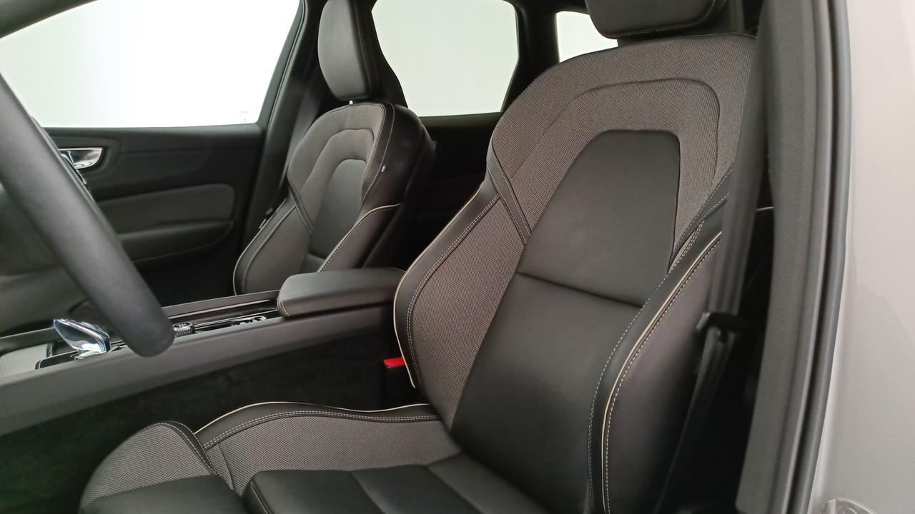VOLVO XC60 2.0 b4 Plus Dark auto