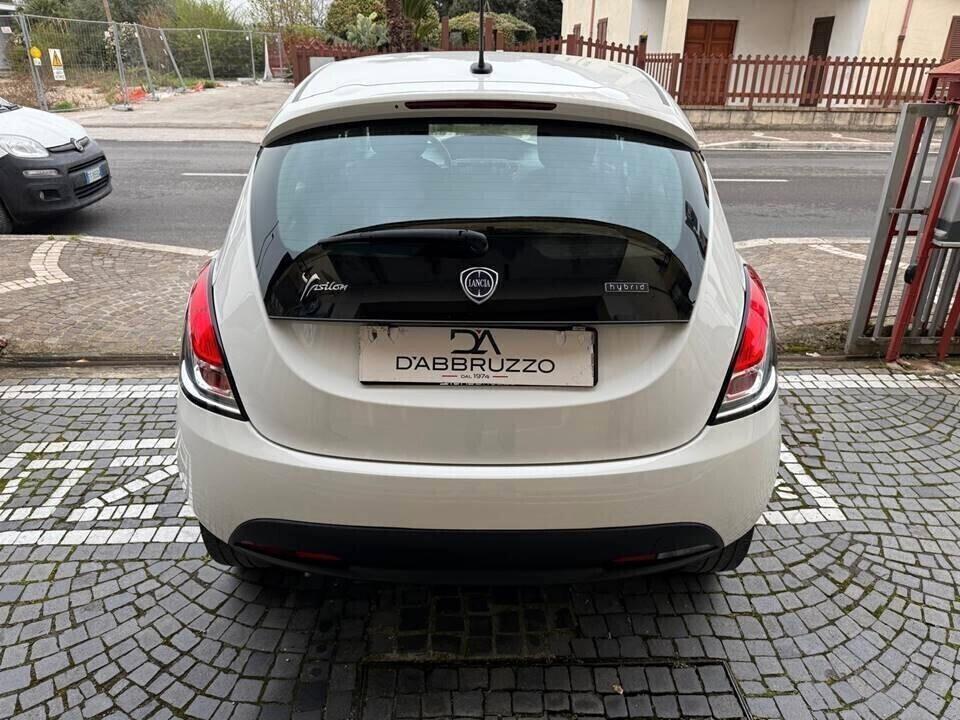 Lancia Ypsilon 1.0 FireFly 5 porte S&S Hybrid Ecochic Silver