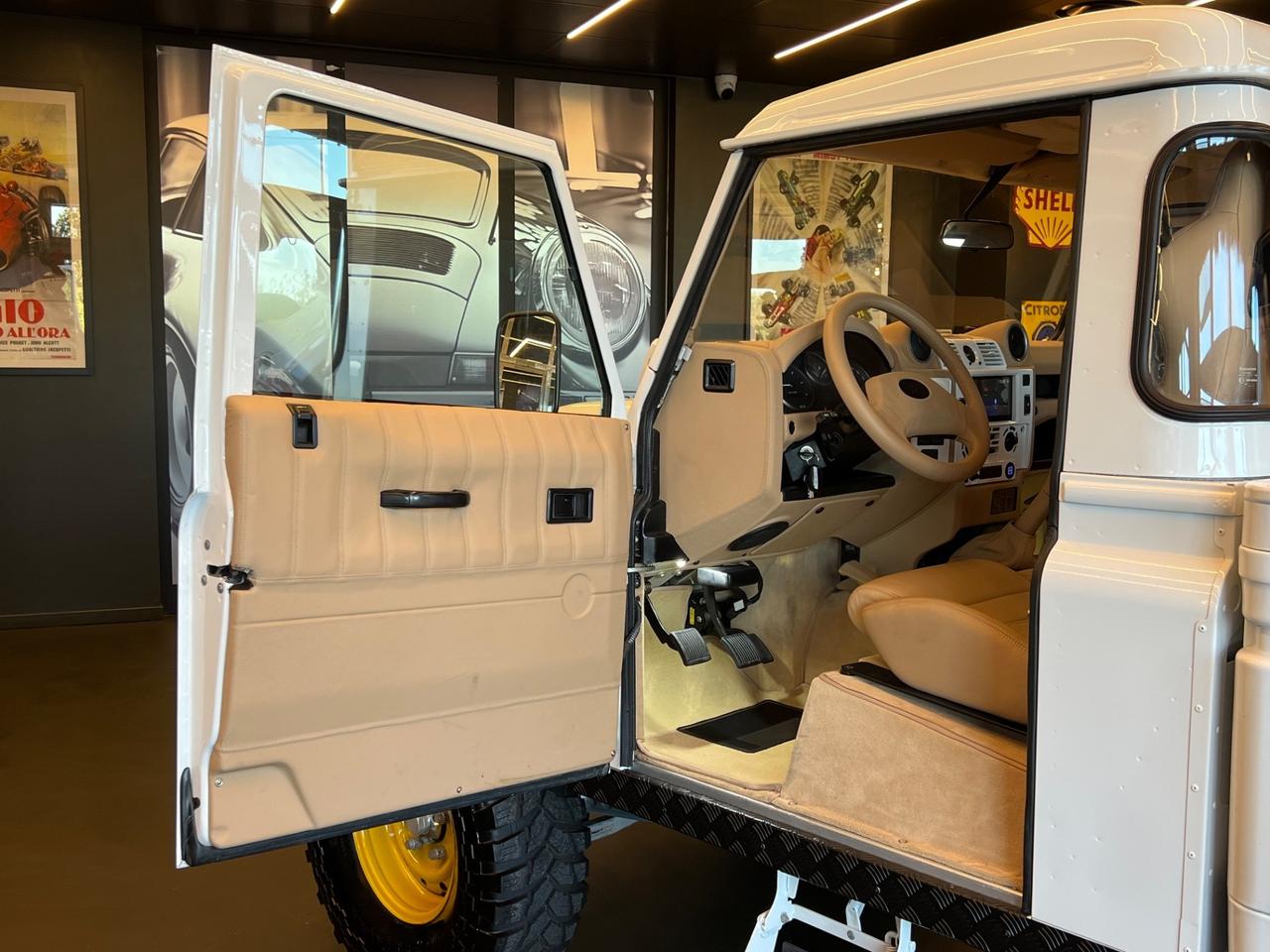 Land Rover Defender 110 2.4 TD4 High Capacity Pick Up E "The world's style"