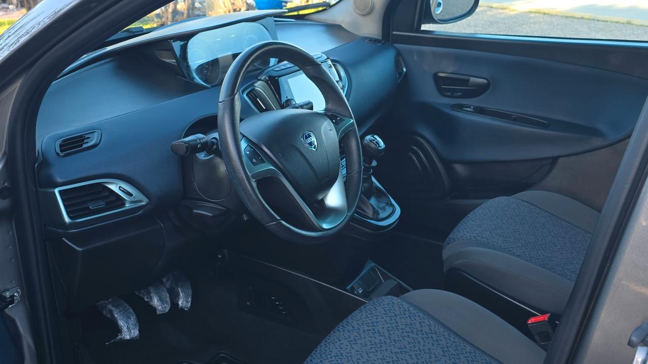 Lancia Ypsilon 1.0 FireFly 5 porte S&S Hybrid Gold