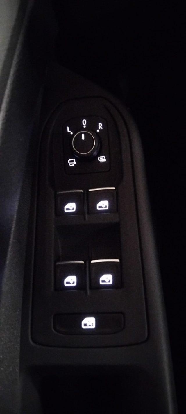 VOLKSWAGEN Golf VAR. 1.0 eTSI EVO DSG Life MILD HYBRID