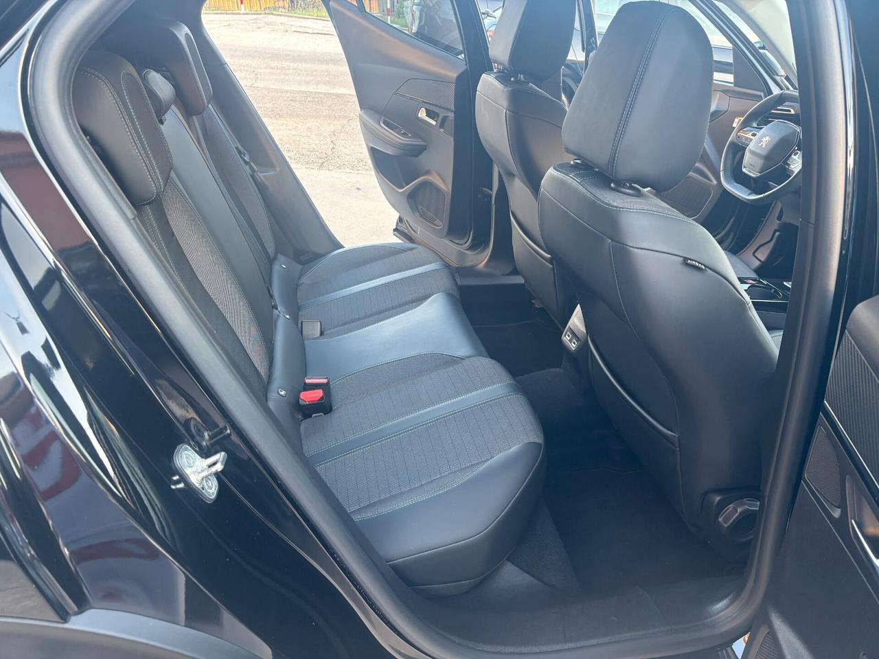 Peugeot 2008 BlueHDi 130 EAT8 Allure-2021