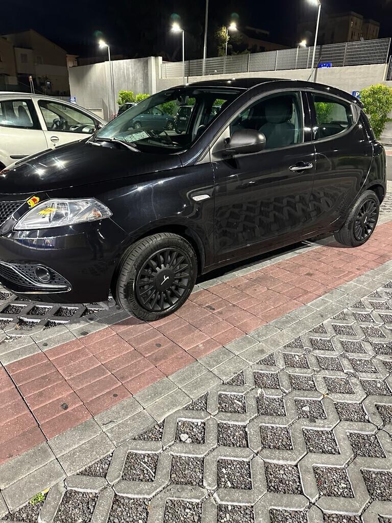 Lancia Ypsilon 1.2 69 CV 5 porte Silver