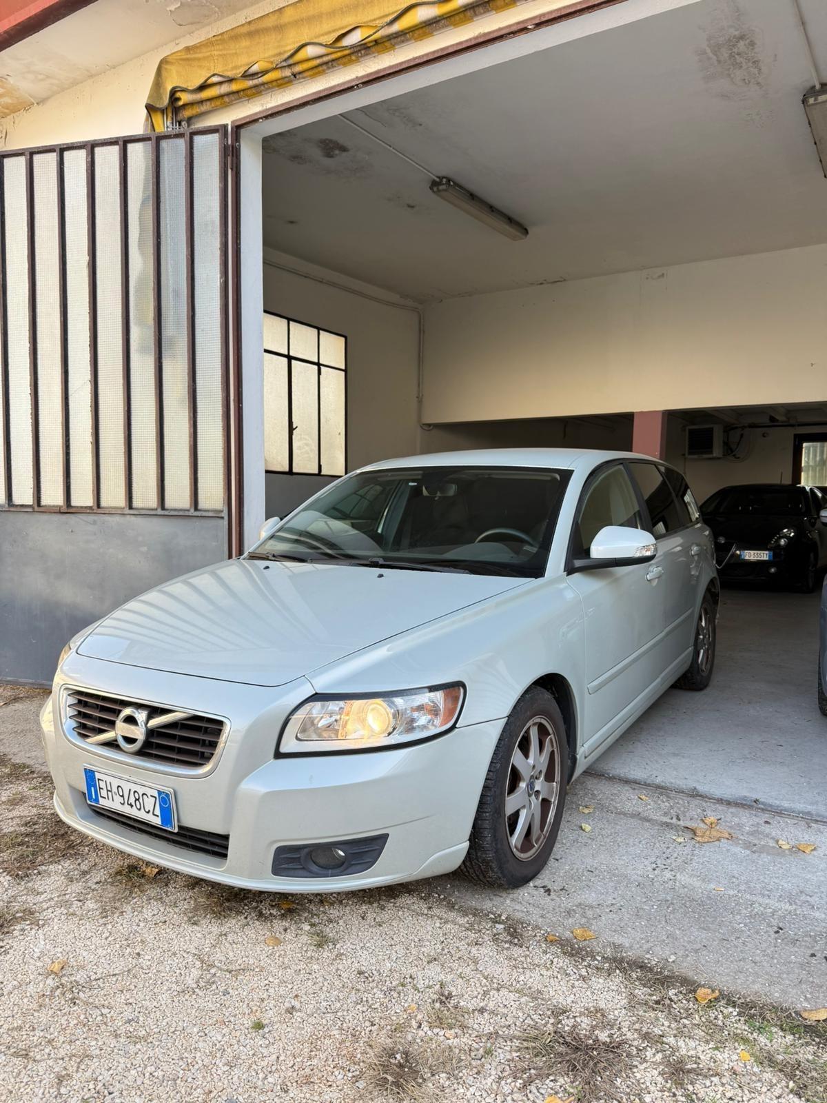 Volvo V50 D2 R-design