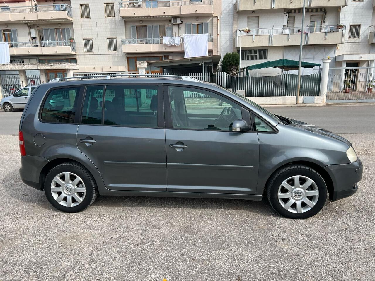 Volkswagen Touran 2.0 16V TDI DSG Highline