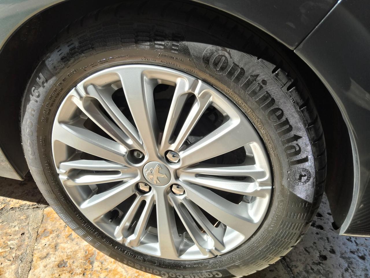 Peugeot 208 PureTech 82 5 porte Allure