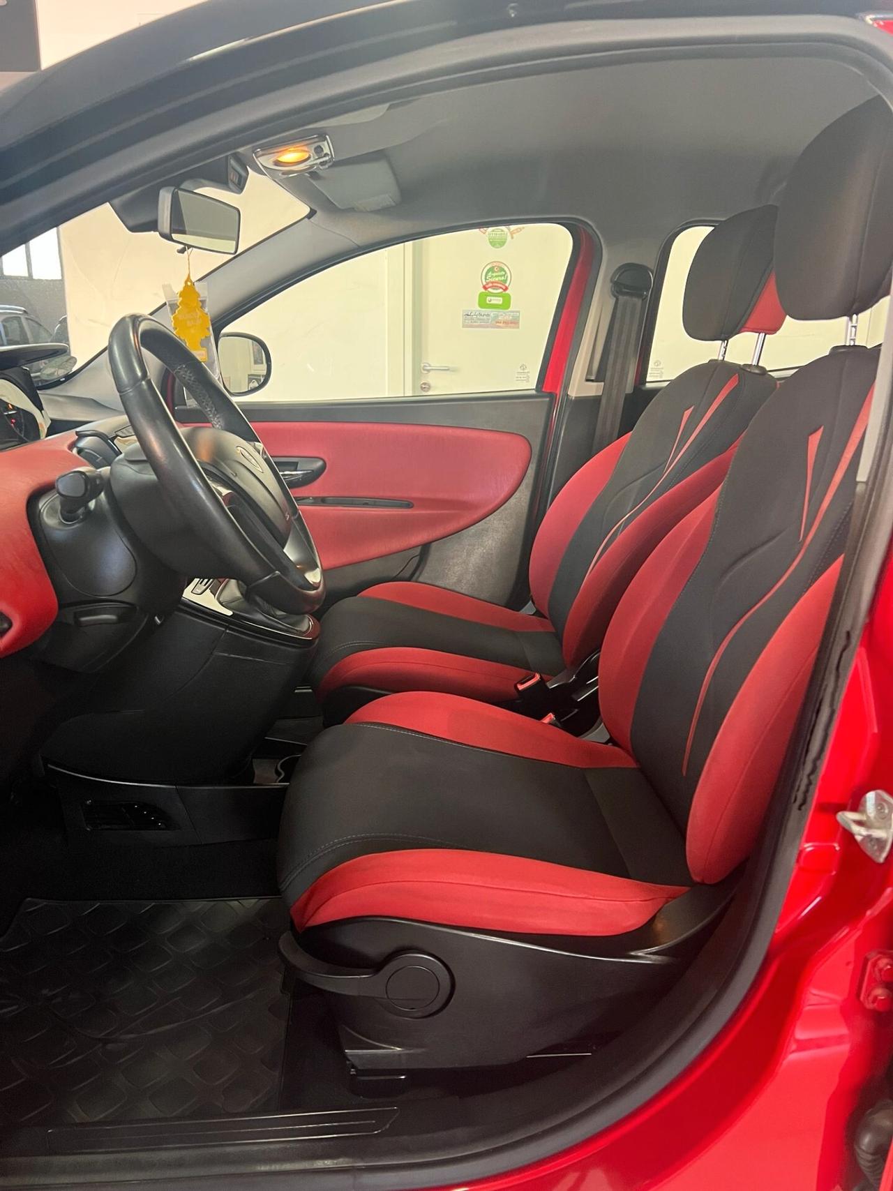 Lancia Ypsilon 1.2 69 CV 5 porte S&S Black&Red