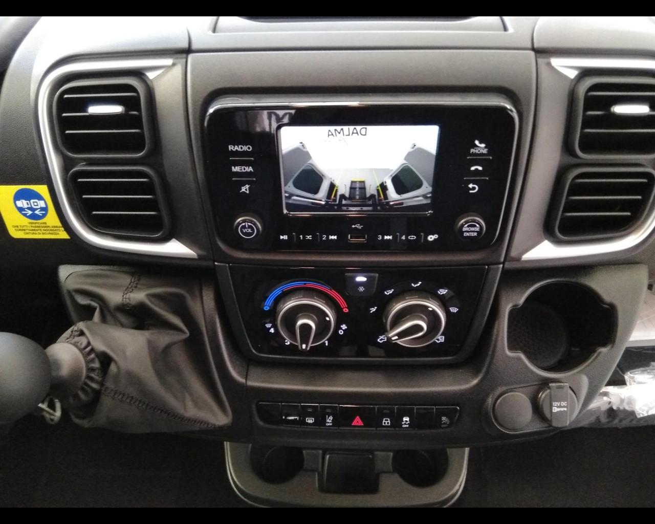 PEUGEOT Boxer 335 2.2 bluehdi 140cv S&S Vetrato allestito con sollevatore