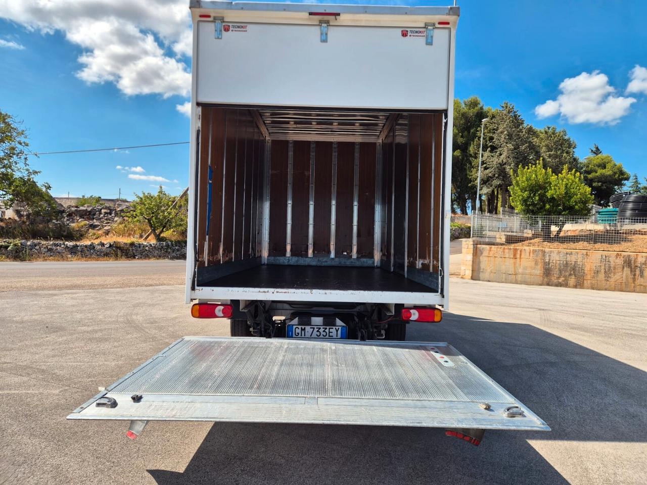 Opel Movano con sponda idraulica