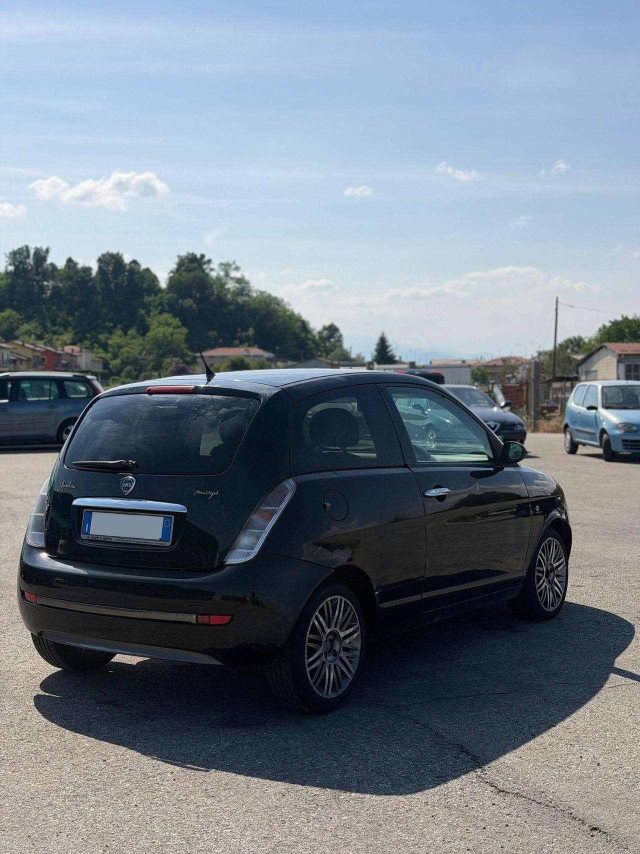 Lancia Ypsilon 1.3 MJT 75 CV Versus