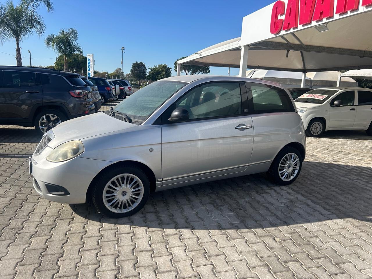 Lancia Ypsilon 1.3 MJT 75 CV Unyca