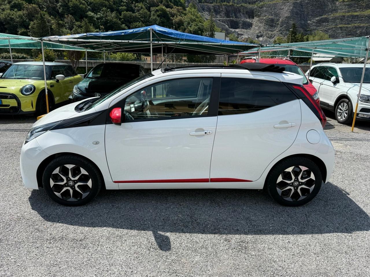 Toyota Aygo Connect 1.0 VVT-i 72 CV 5 porte x-clusiv red style Cabrio