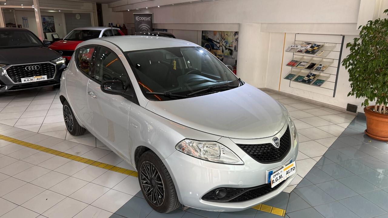 Lancia Ypsilon 1.0 FireFly 5 porte S&S Hybrid Ecochic Gold
