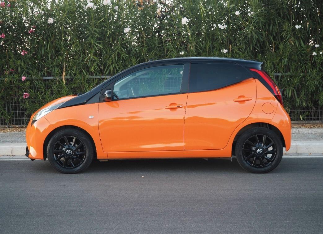 Toyota Aygo Connect orange 1.0 VVT-i 72 CV 5 porte x-wave