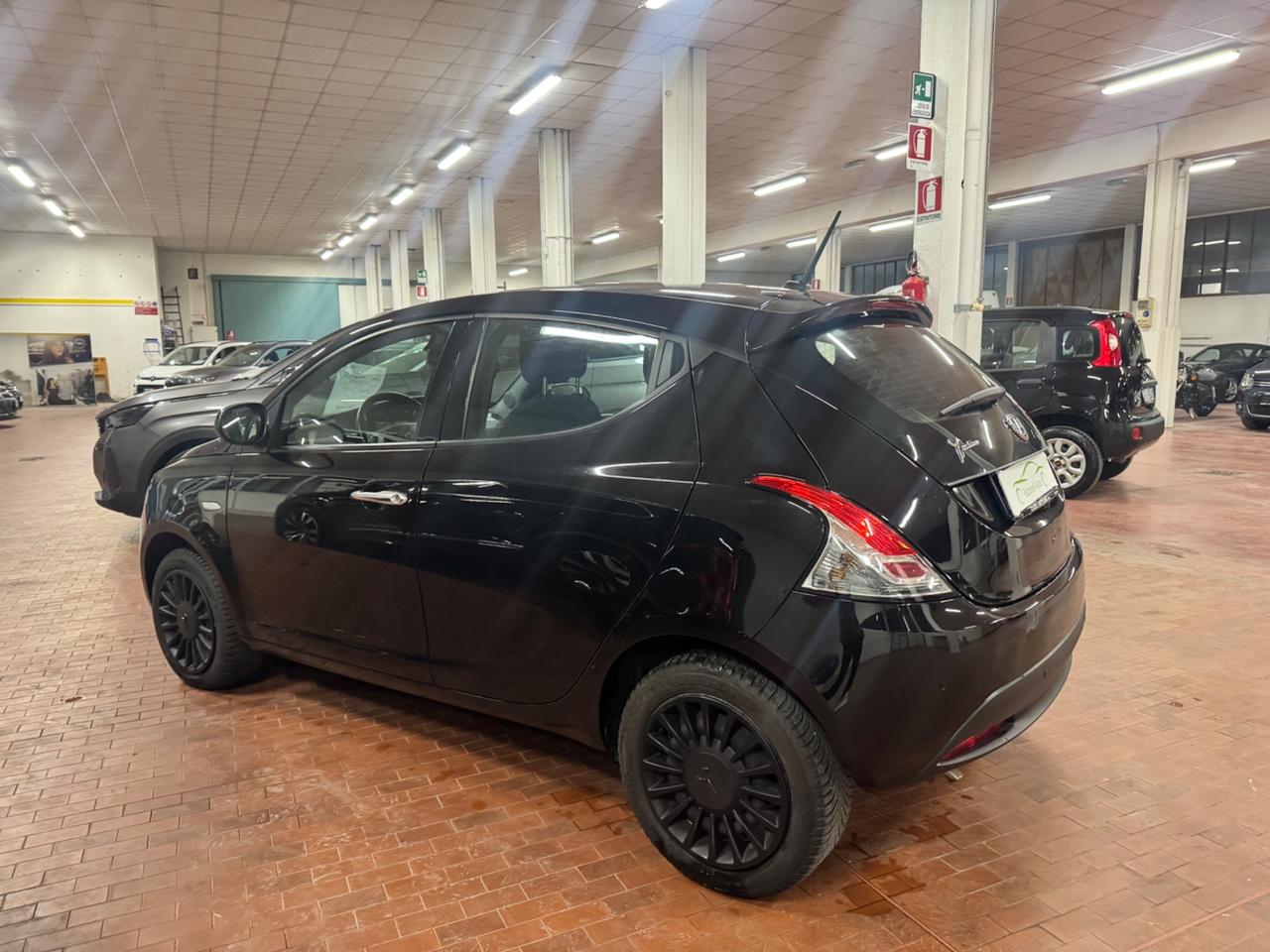 Lancia Ypsilon 1.0 FireFly 5 porte S&S Hybrid Ecochic Silver