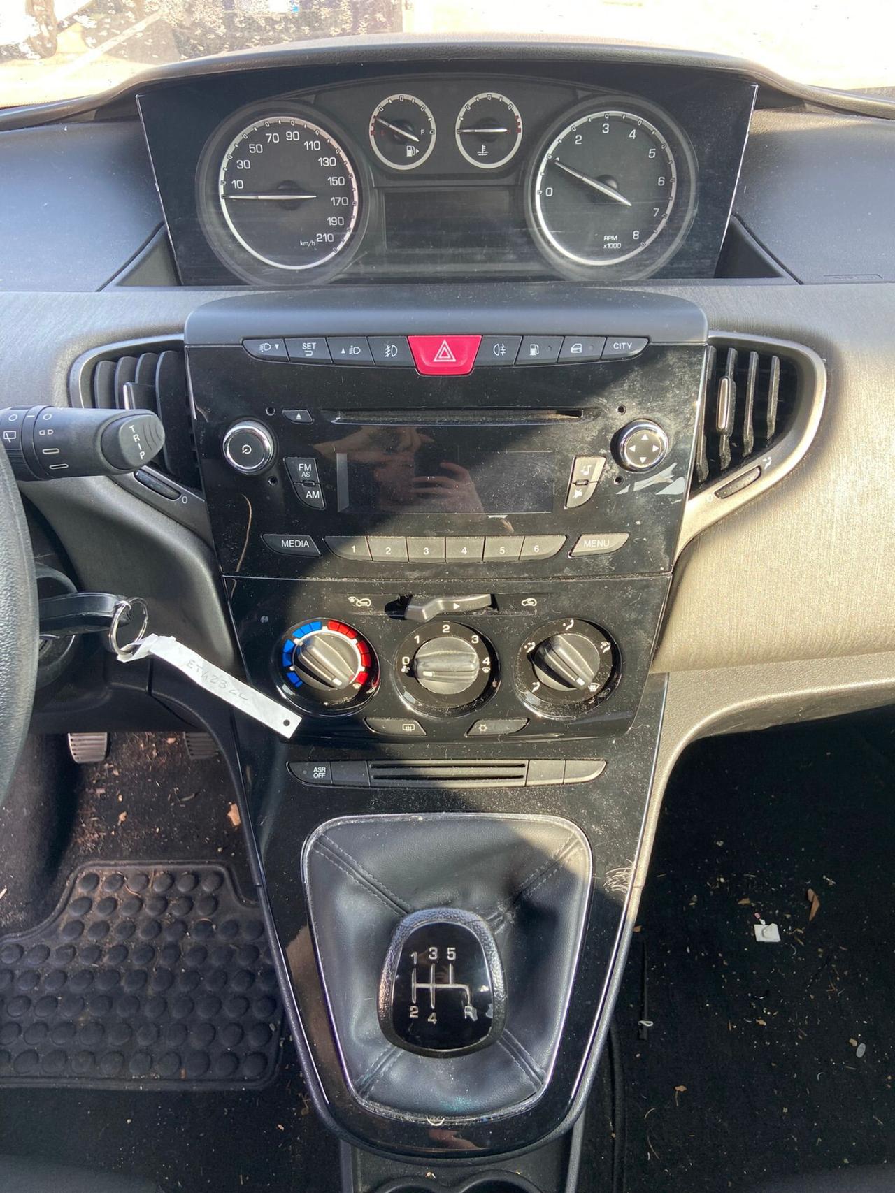 Lancia Ypsilon 0.9 TwinAir 85 CV 5 porte Metano Ecochic Silver