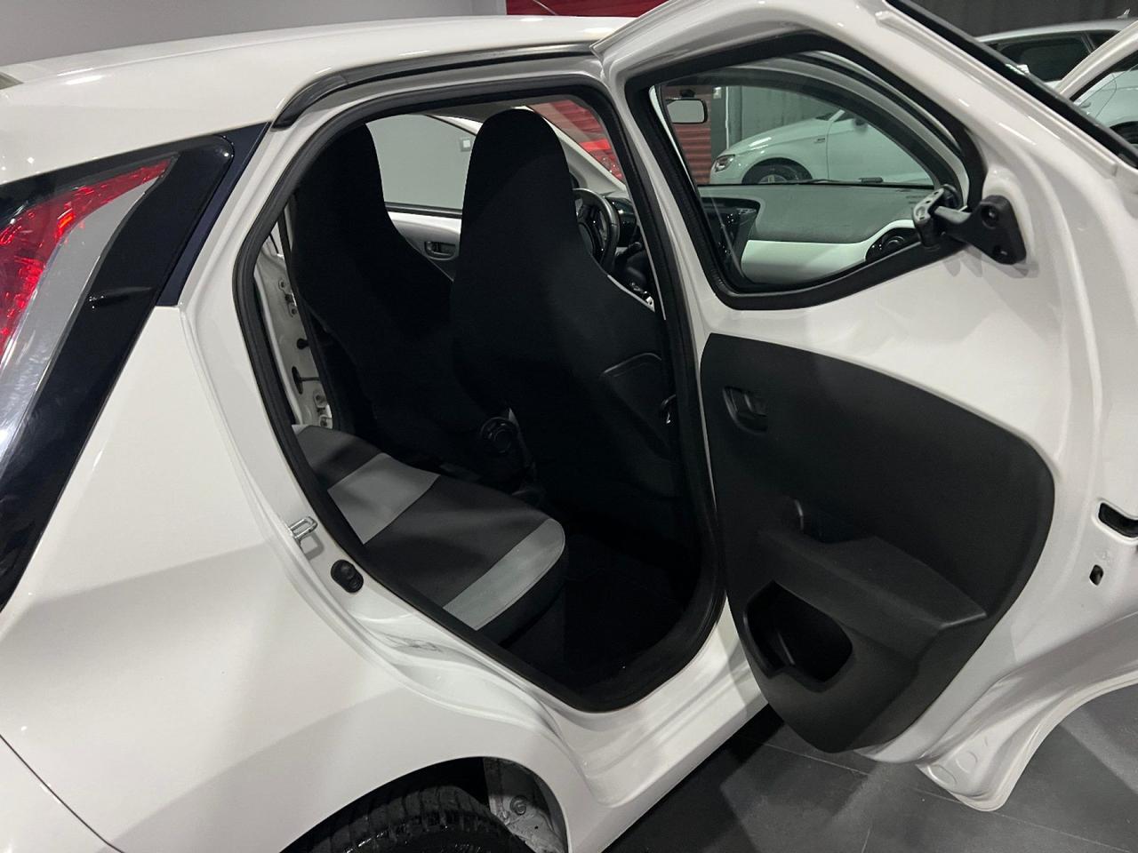 Toyota Aygo 1.0 VVT-i 69 CV 5 porte x-play MY