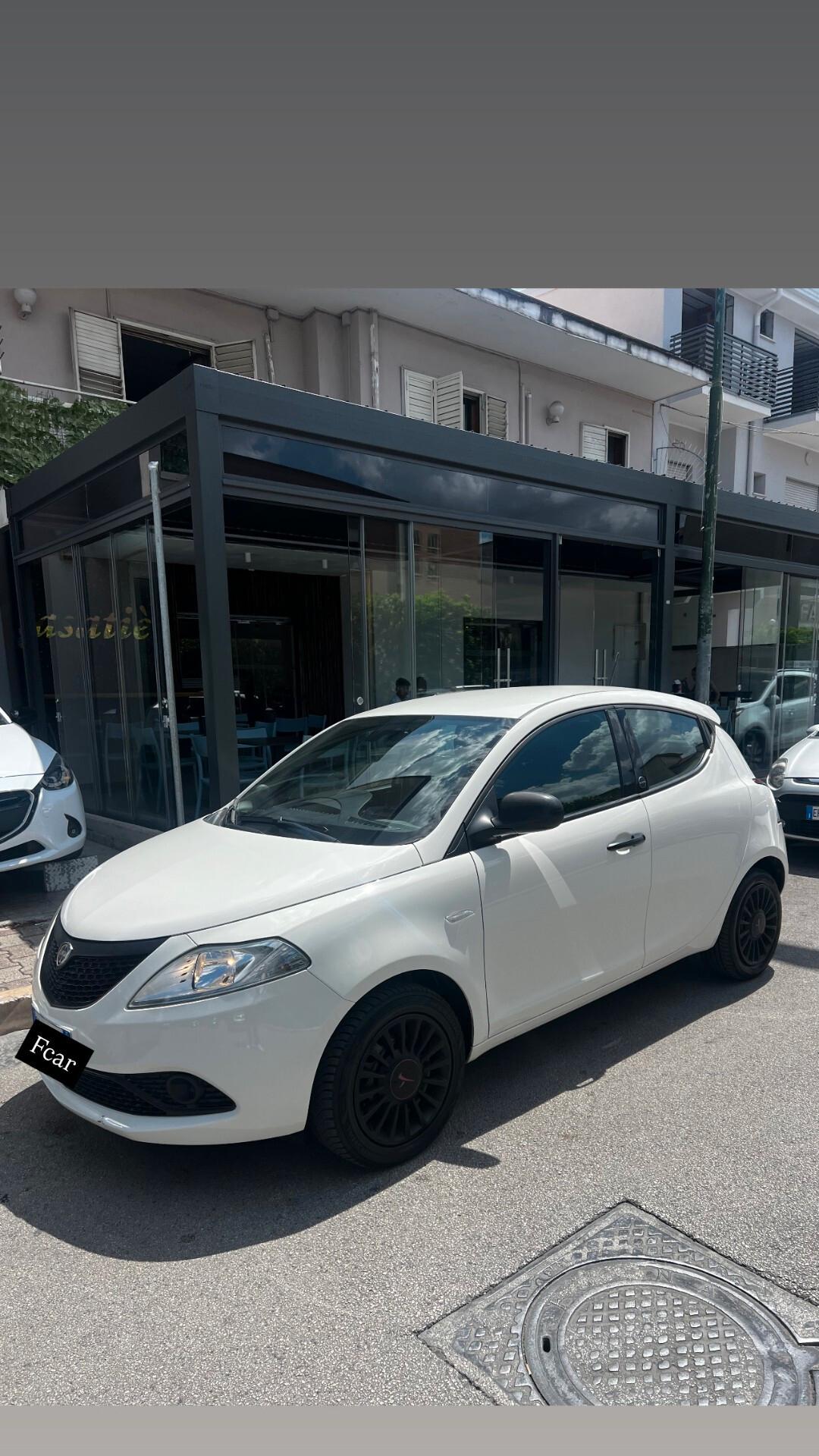 Lancia Ypsilon 1.0 FireFly 5 porte S&S Hybrid Ecochic Silver NEOPATENTATI