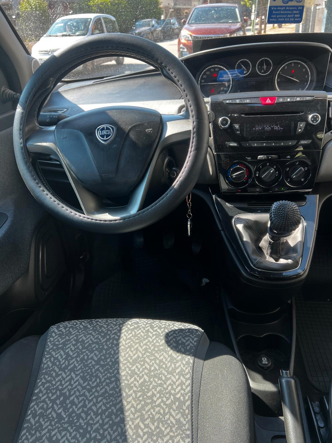 Lancia Ypsilon 1.2 69 CV 5 porte GPL Ecochic Silver neopatentati