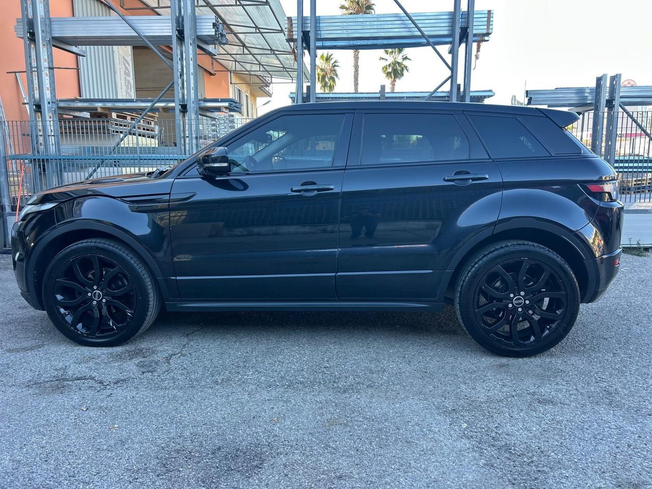 Land Rover Range Evoque 2.2 TD4 5p. Total black