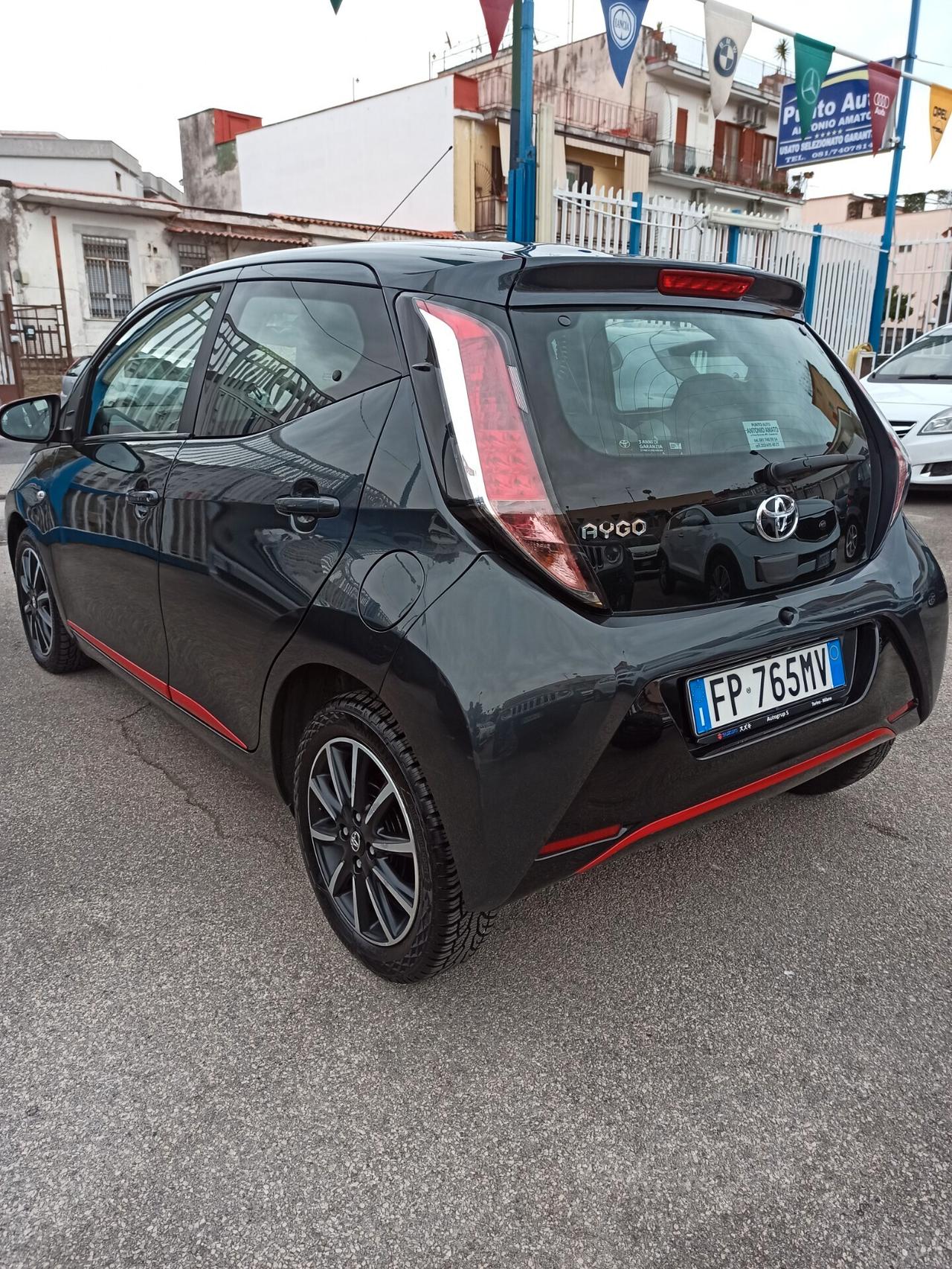 Toyota Aygo 1.0 VVT-i 69 CV 5 porte x-Black TSS MMT