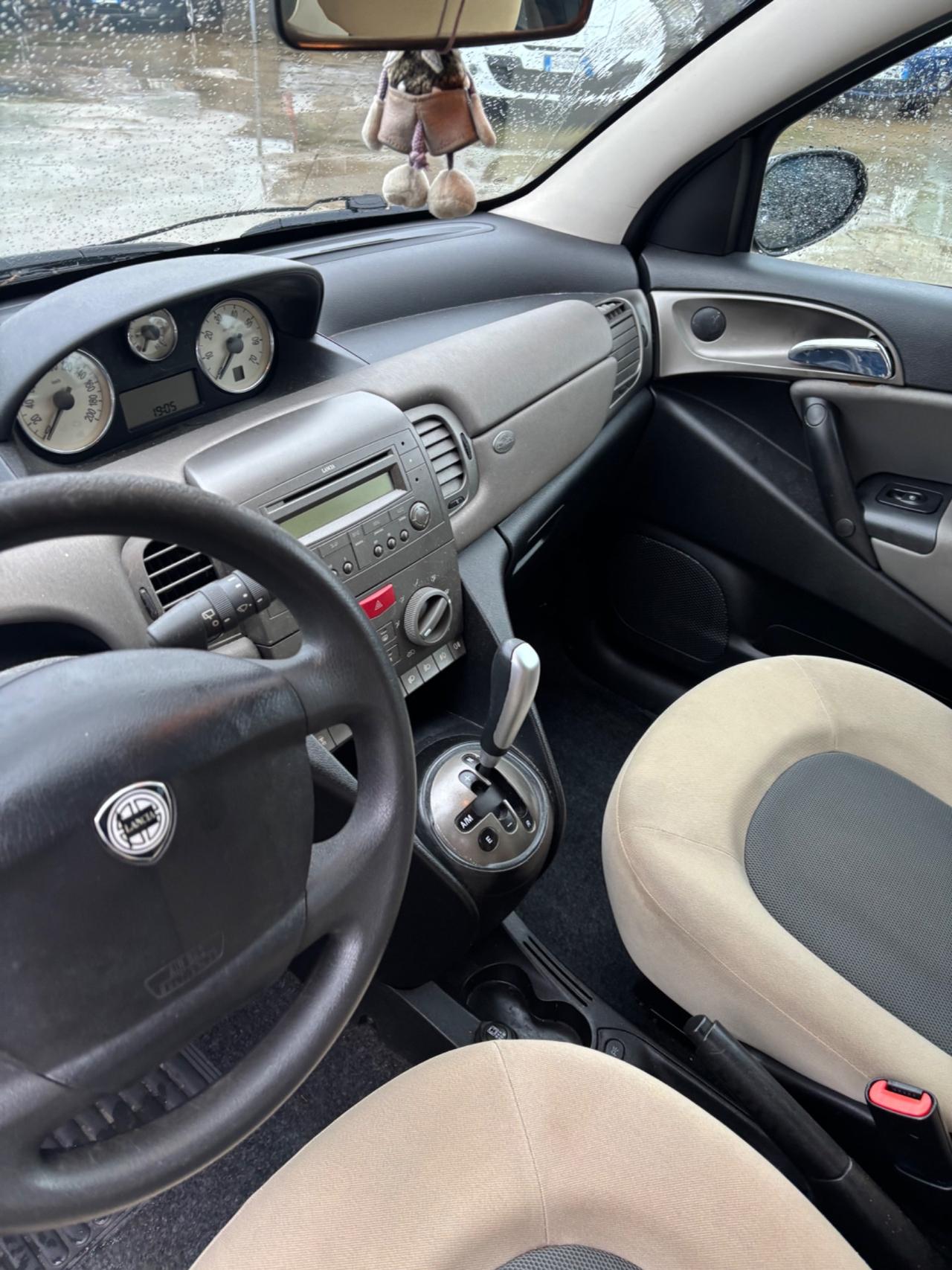 Lancia Ypsilon 1.2 16V Platino cambio automatico
