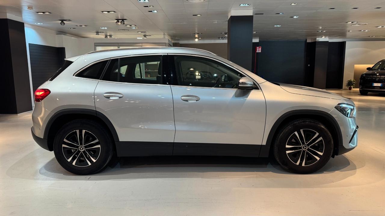 MERCEDES-BENZ GLA 180d Advanced - 2024