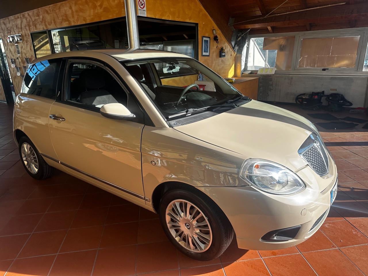 Lancia Ypsilon 1.2 beige metano neopatentati