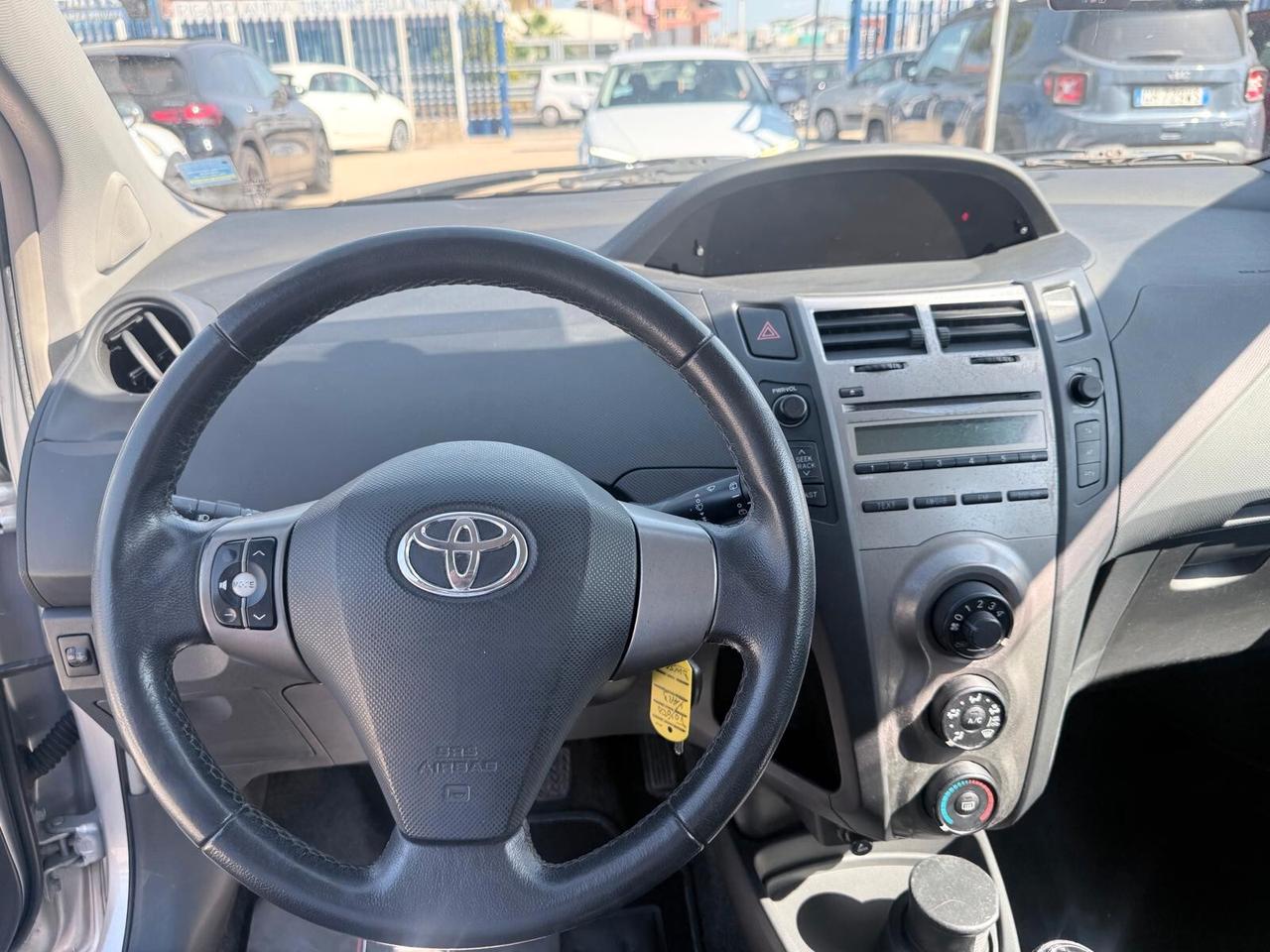 Toyota Yaris 1.0 5 porte Luxury pack