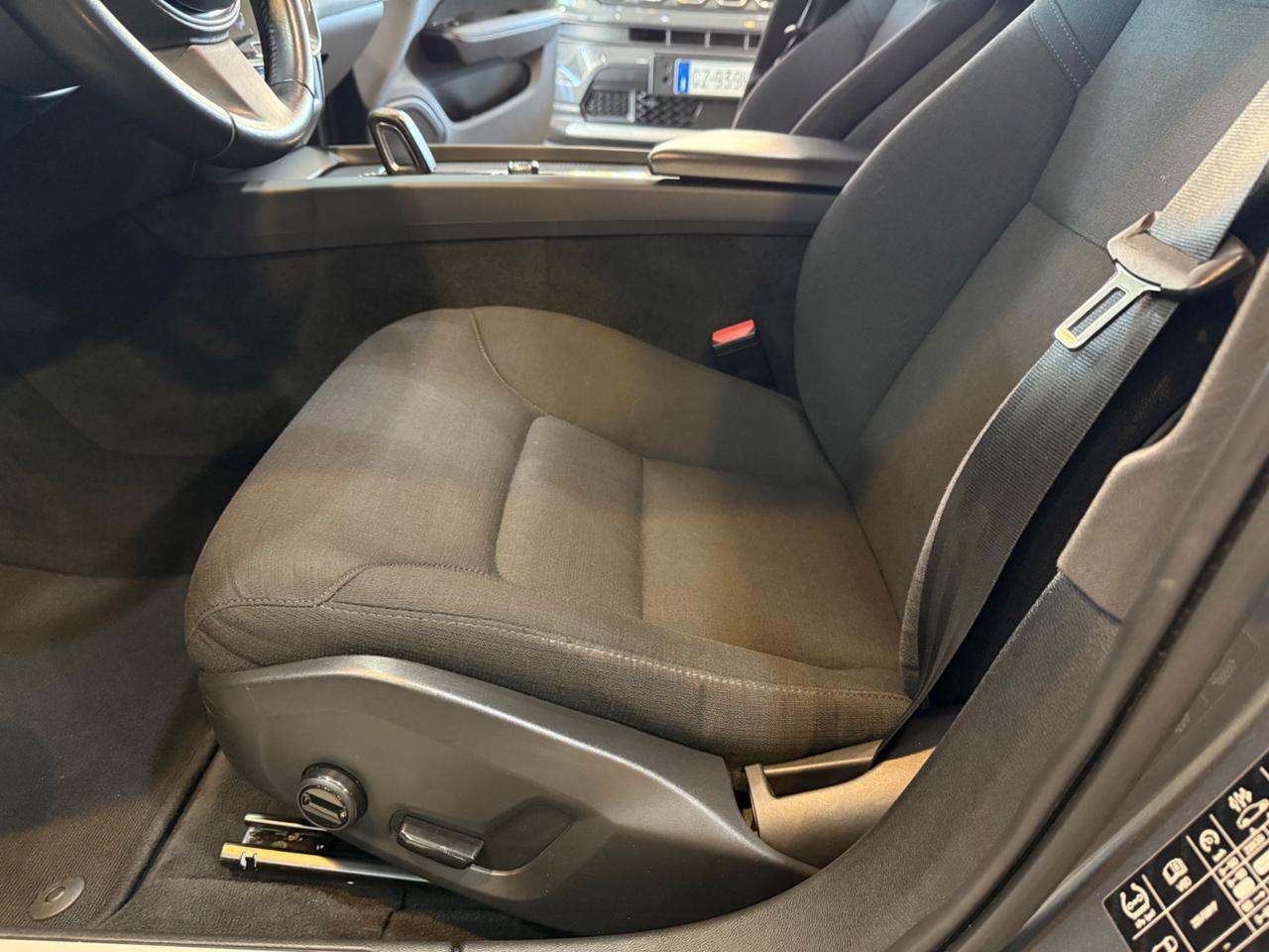 Volvo V60 B4 (d) Geartronic Momentum Business Pro