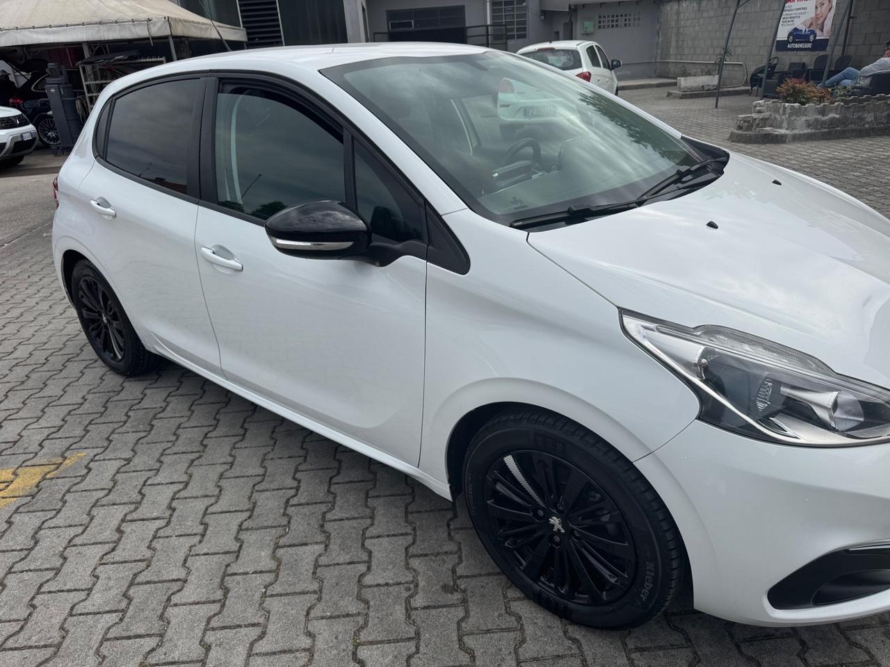 Peugeot 208 PureTech 82 5 porte neopatentati