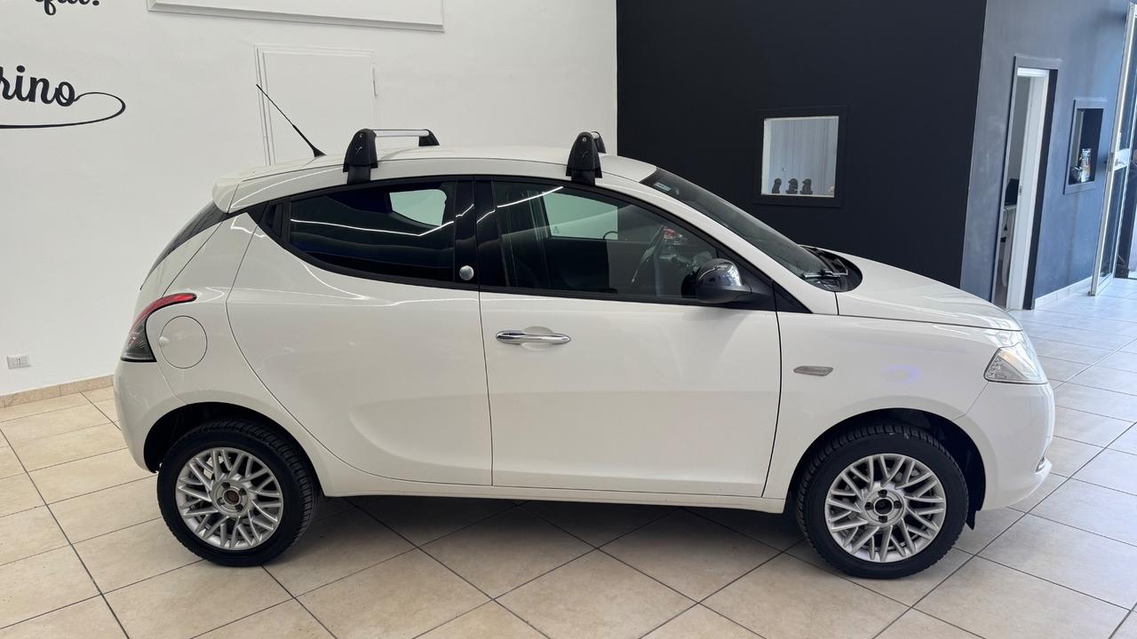 Lancia Ypsilon 0.9 TwinAir 85 CV 5 porte Metano Ecochic Silver