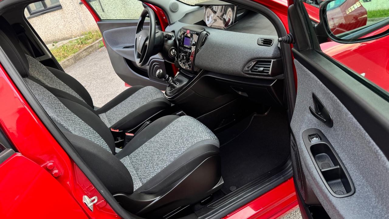 Lancia Ypsilon 1.0 FireFly 5 porte S&S Hybrid Ecochic Silver