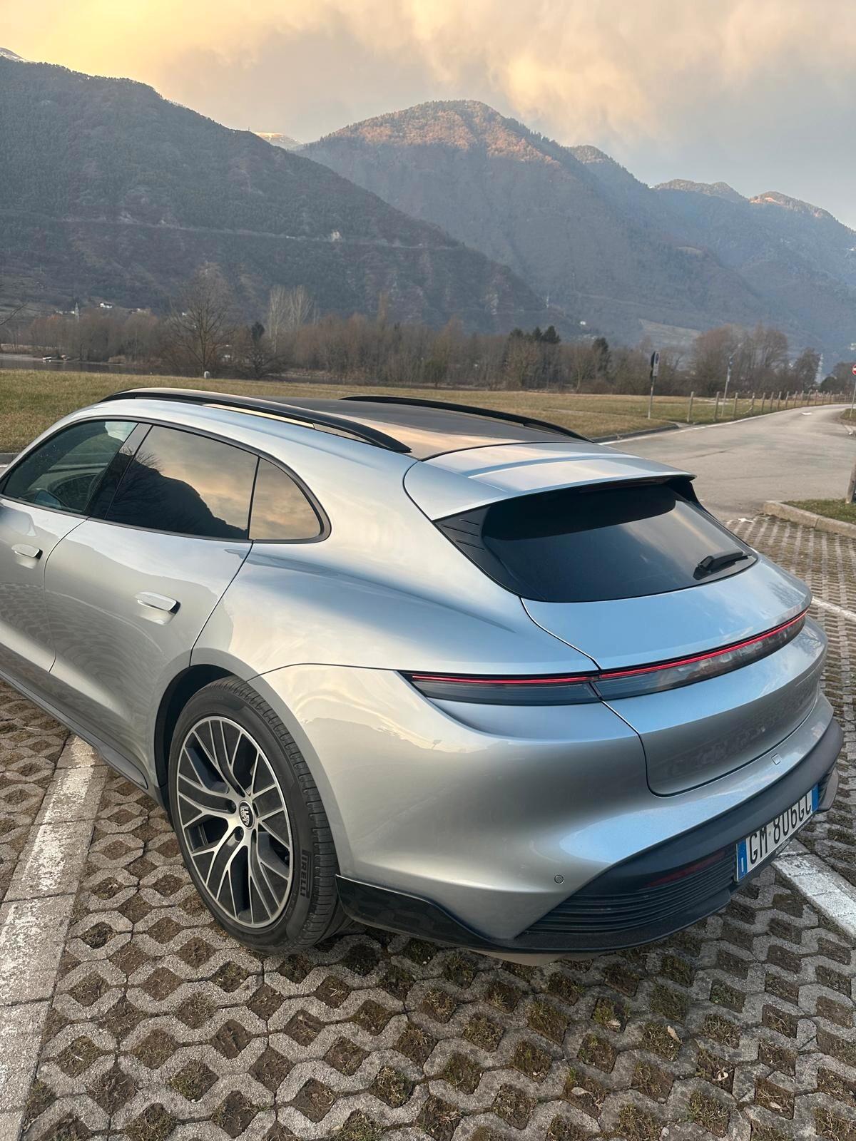 Porsche Taycan 4 Cross Turismo