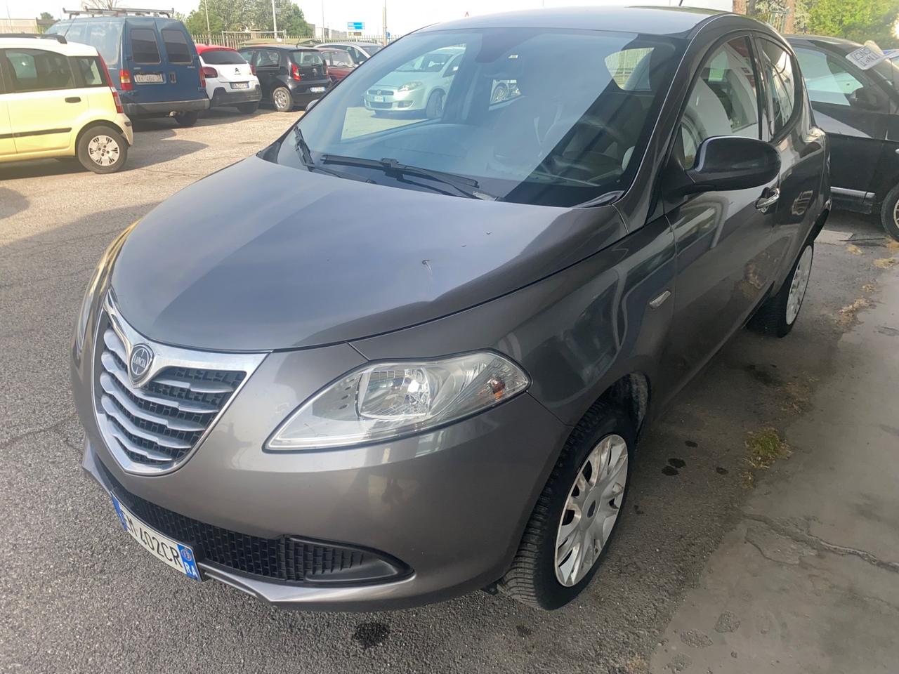 Lancia Ypsilon 0.9 TwinAir 85 CV 5 porte Metano Ecochic Silver