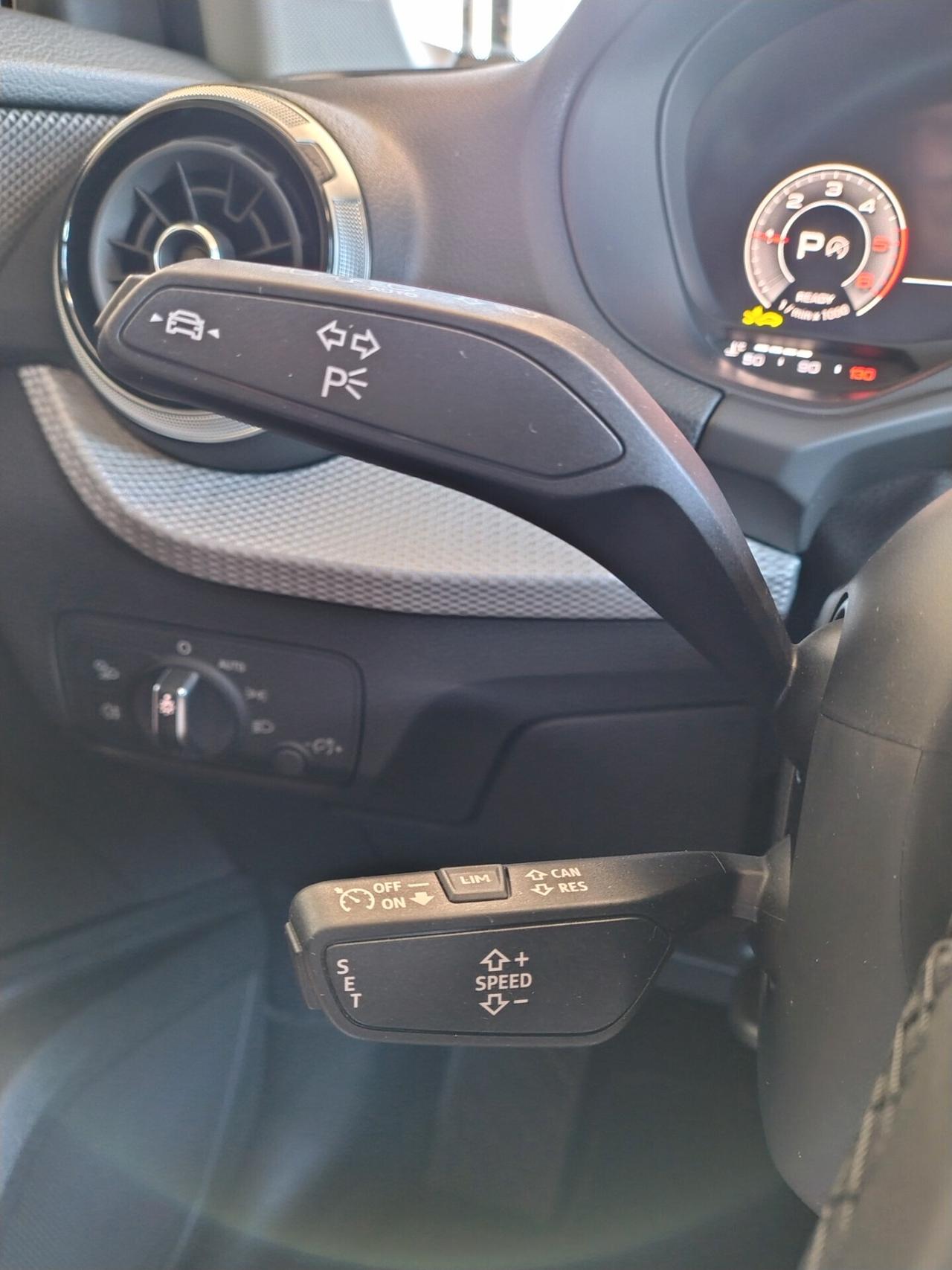 Audi Q2 35 TDI S tronic Identity Black