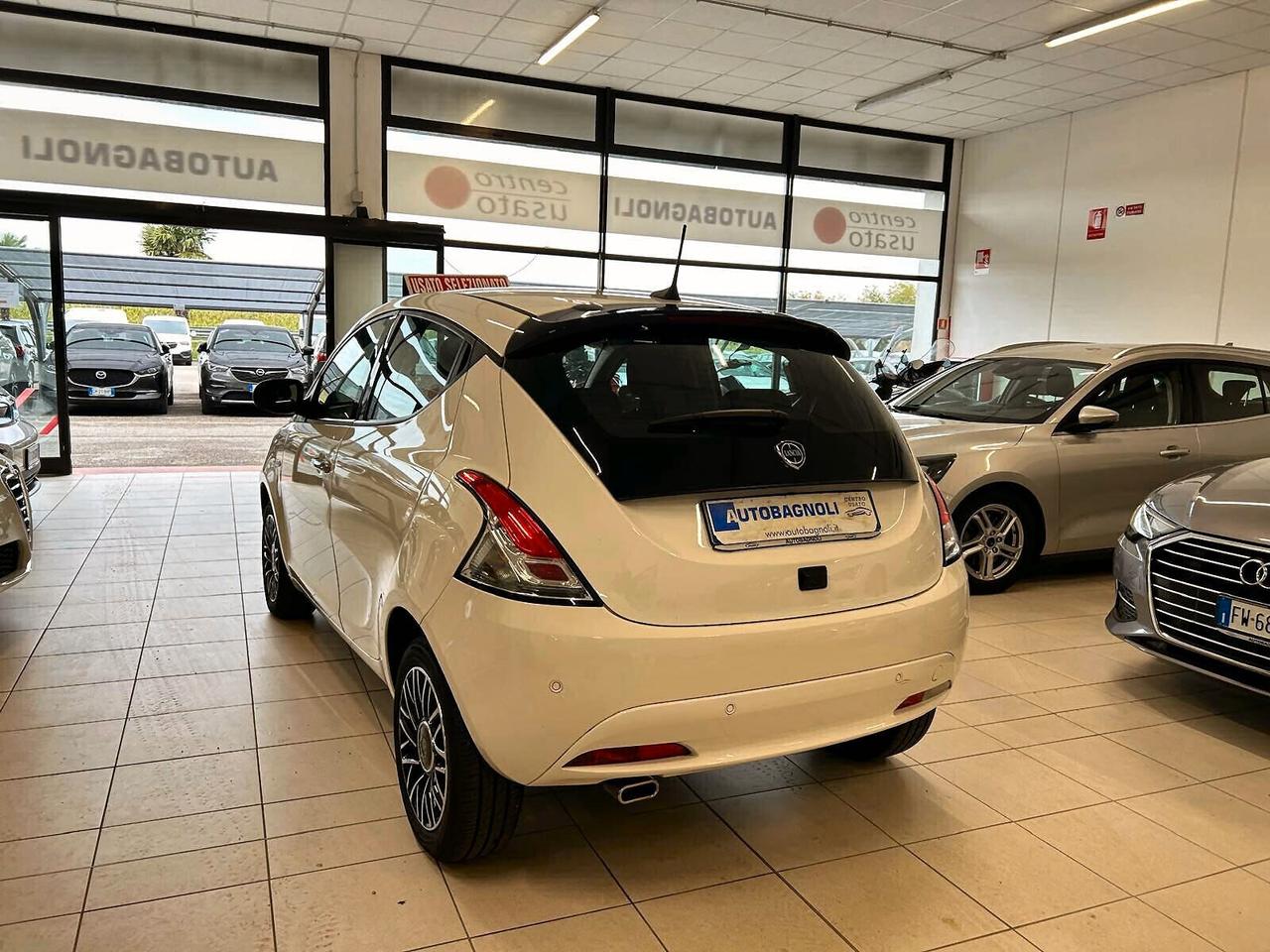 Lancia Ypsilon PLATINO 1.0 FireFly Hybrid SPOTICAR