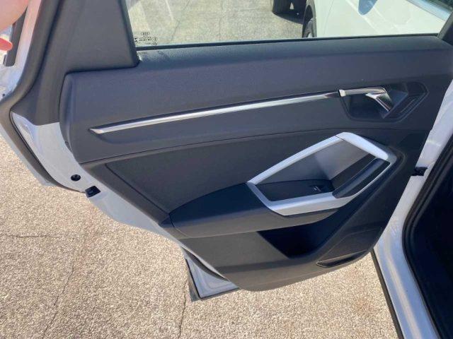 AUDI Q3 35 TDI Business Advanced