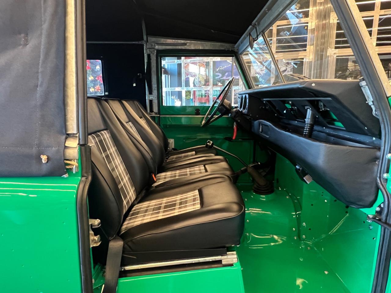 Land Rover Defender Series 109 V8 3