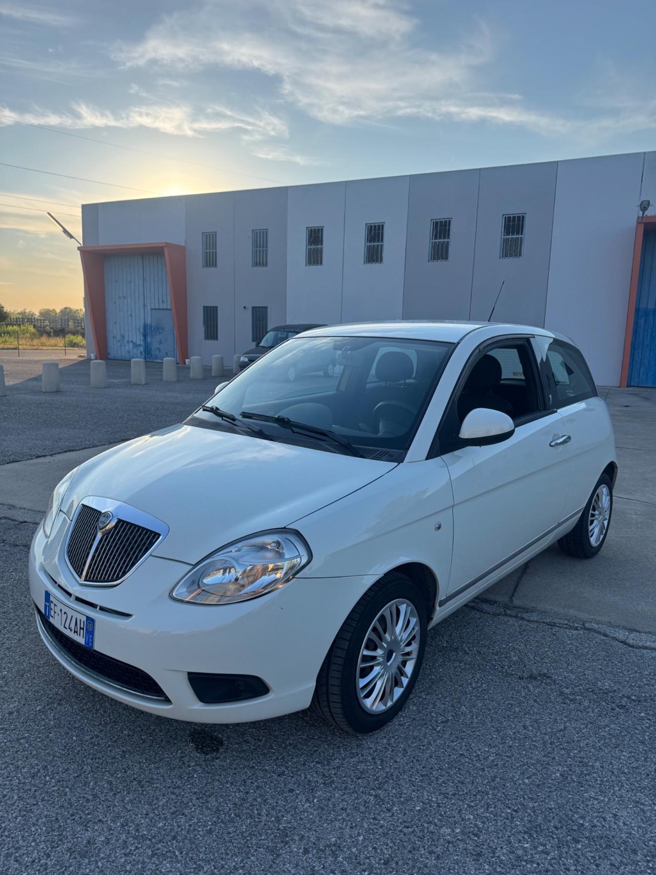 Lancia Ypsilon 1.3 MJT 75 CV Platino