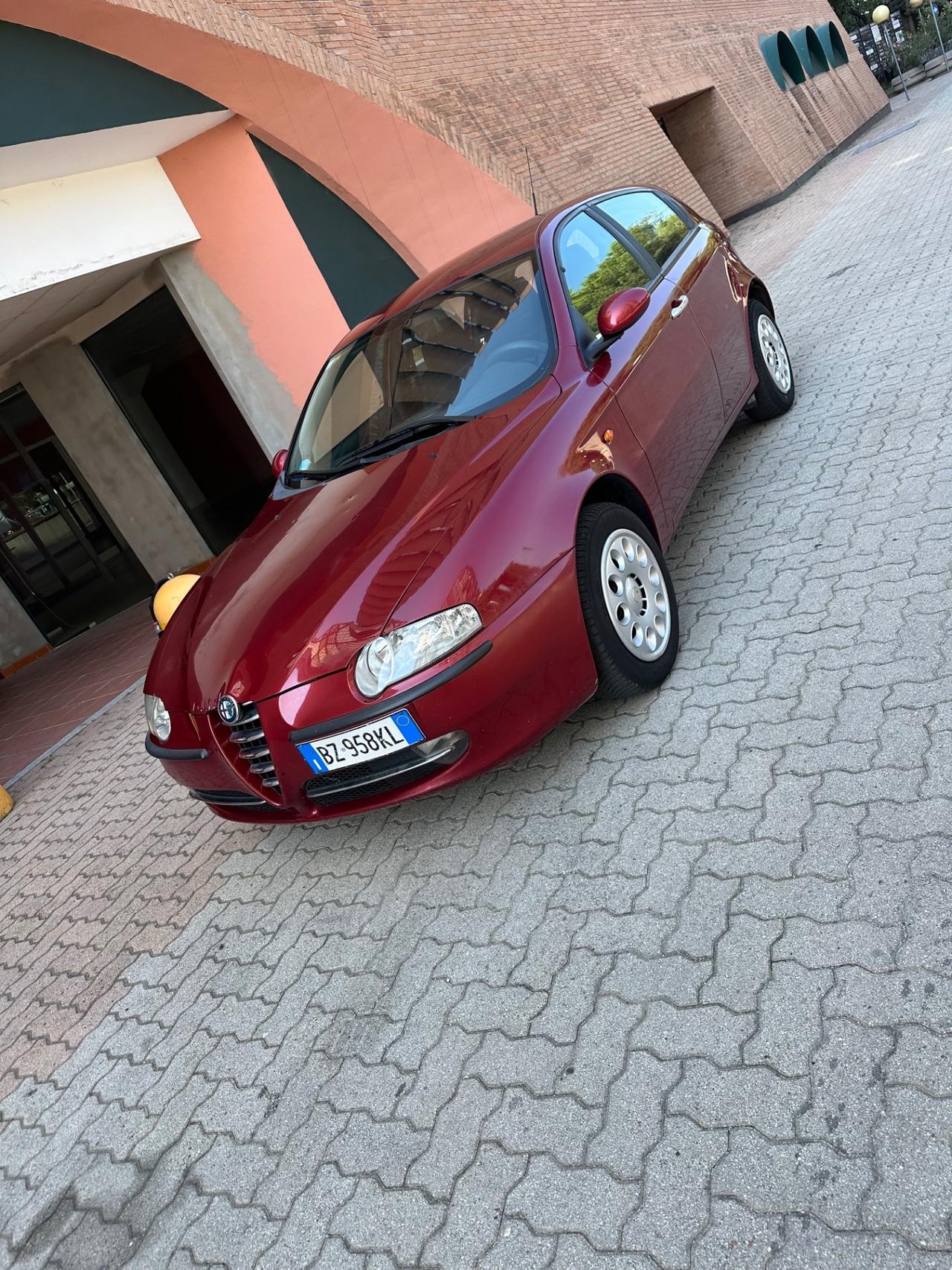 Alfa Romeo 147 1.6i 16V Twin Spark cat 5p. Distinctive