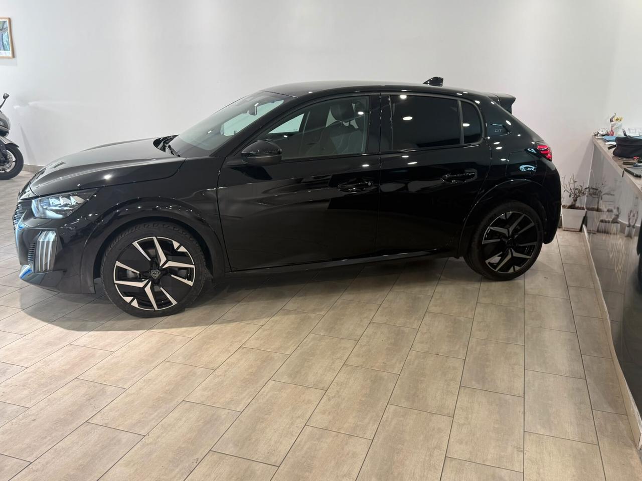 Peugeot 208 hybrid/benzina 2025 14.000 km
