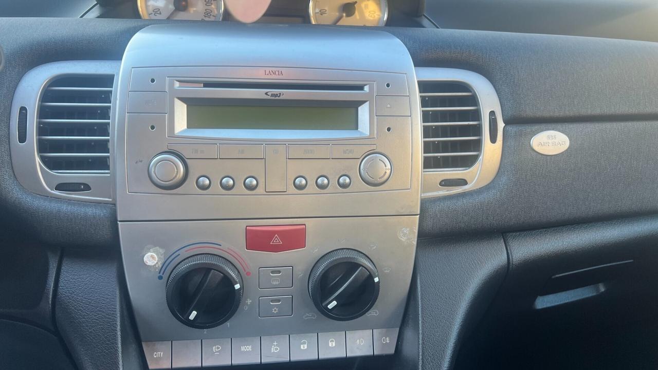 Lancia Ypsilon 1.3 MJT 75 CV Platino* ok neopatent