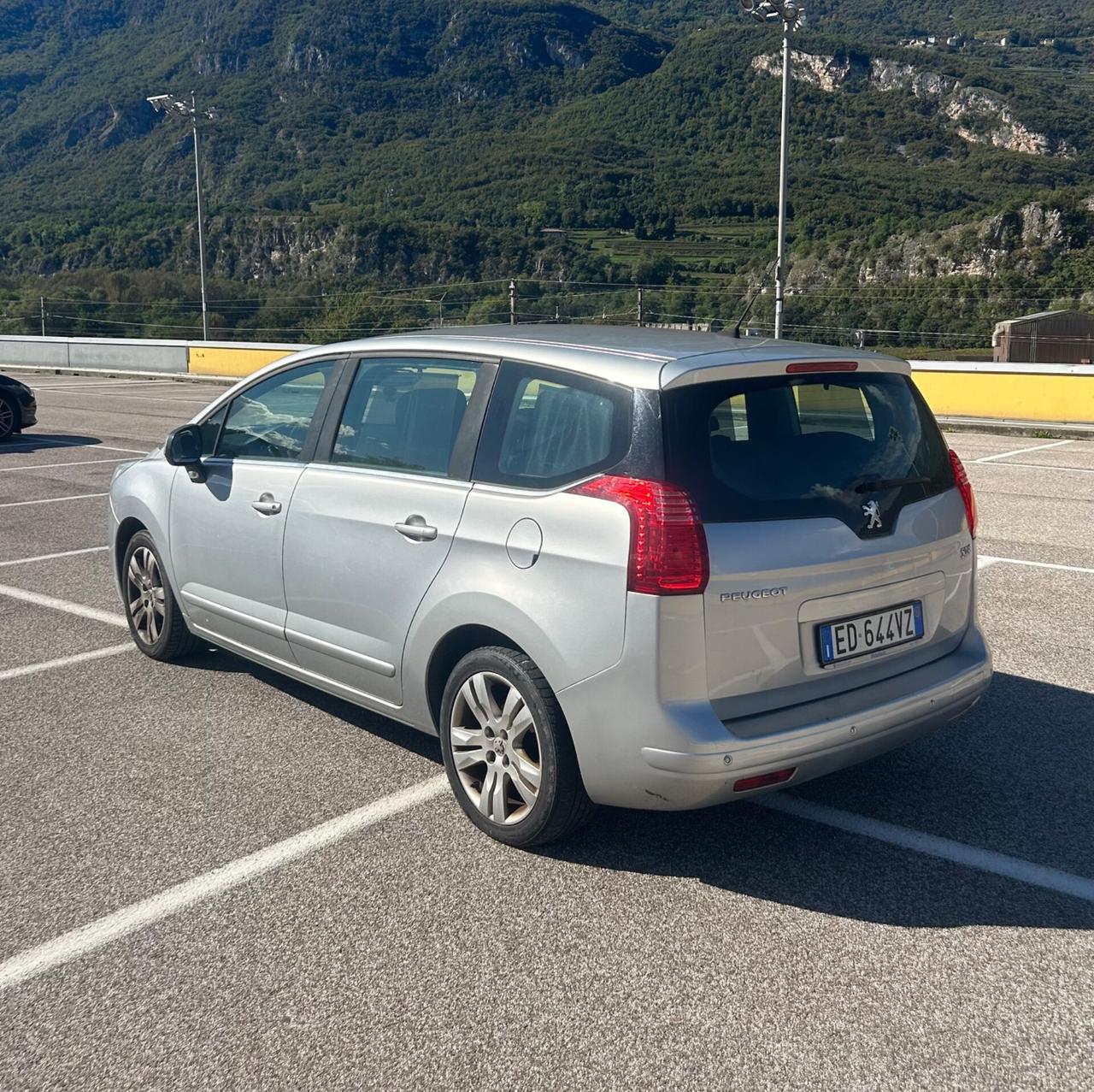 Peugeot 5008 HDi Business 7p. Neopatentati 2011