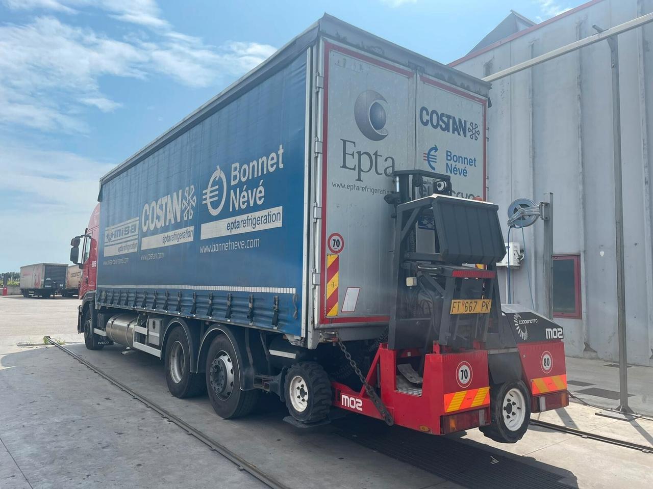 IVECO Stralis 460 LNG 6x2 centinato + Moffett M4 2.000 kg