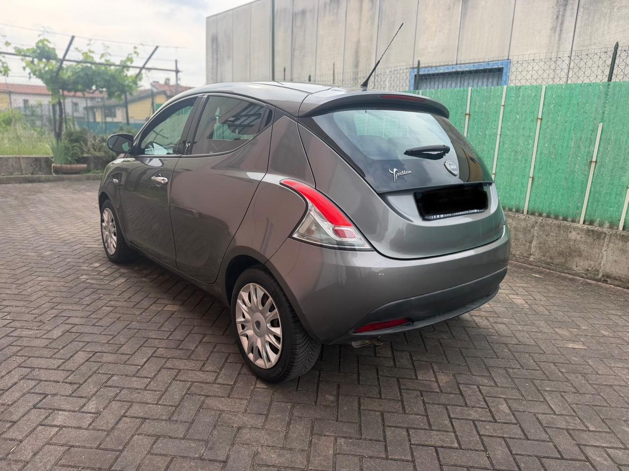 Lancia Ypsilon 1.2 69 CV 5 porte neopatentati unici prop