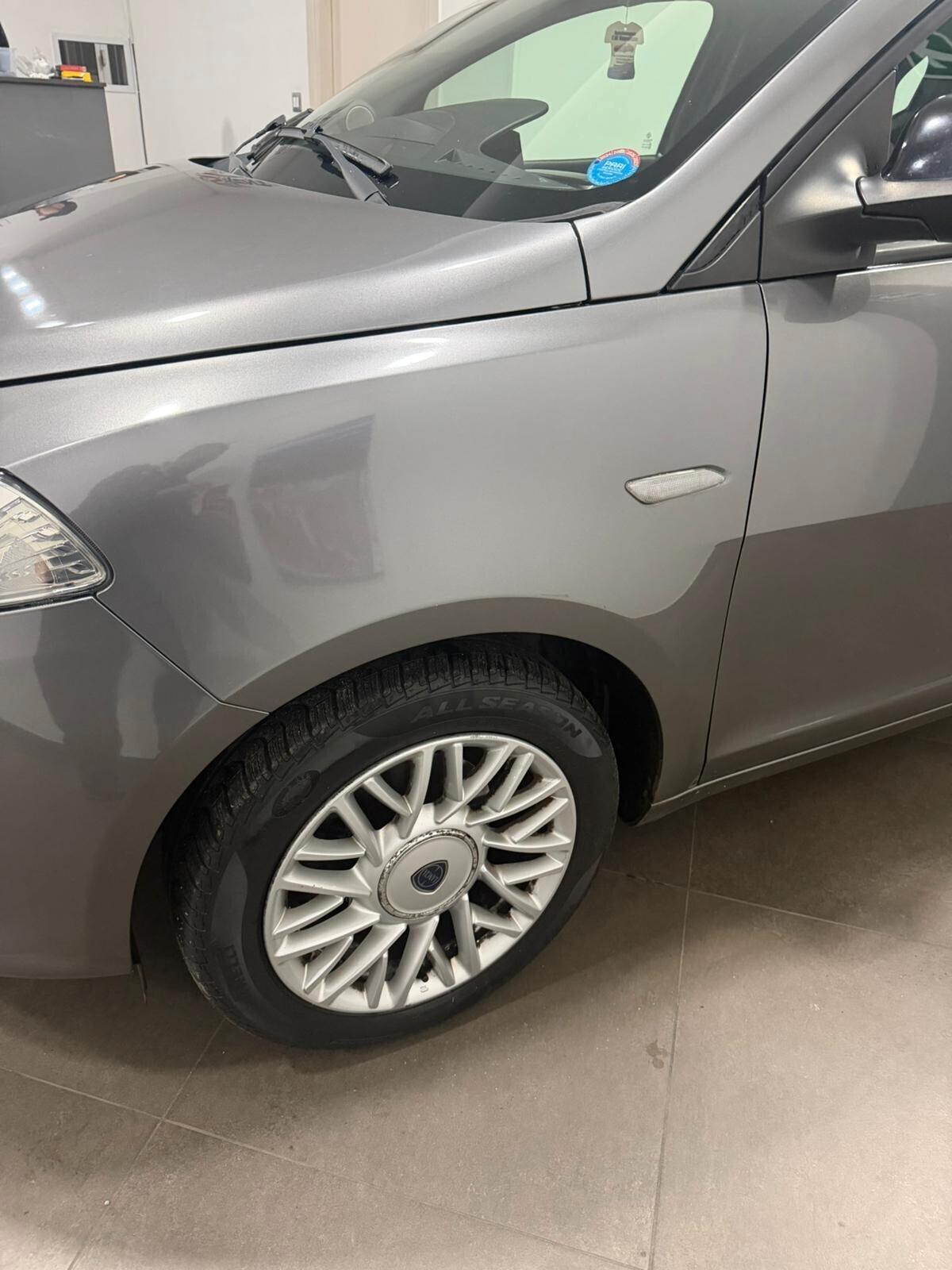 Lancia Ypsilon 1.2 69 CV 5 porte Gold